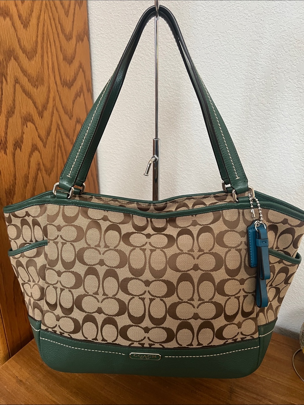 Coach large shoulder bag 17” opening, super clean